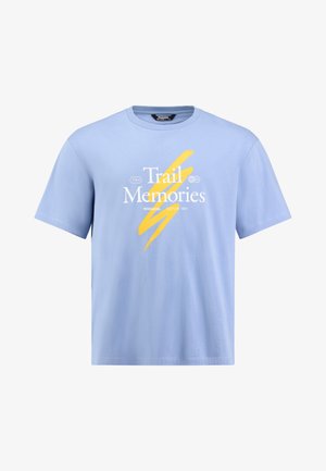 Camiseta de manga corta azul claro con texto blanco "Trail Memories" y gráfico de rayo amarillo en el frente.
