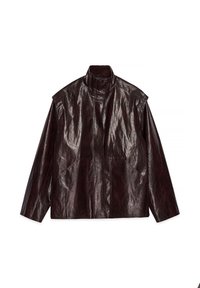 Giacca in pelle lucida marrone scuro con colletto alto, maniche lunghe e due tasche frontali, posata su uno sfondo bianco.