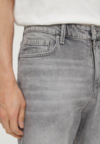 s.Oliver COMFORT - Jeansshort - steingrau