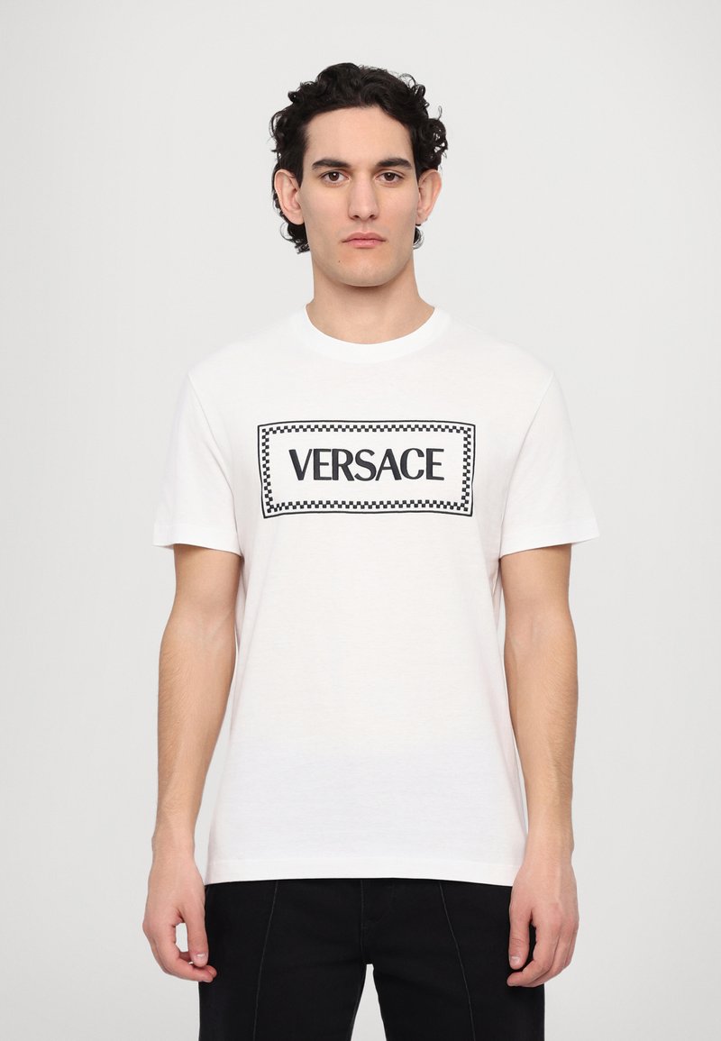 Versace COMPACT VERSACE LABEL LOGO EMBROIDERY - Printtipaita - optical ...