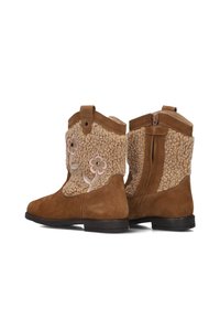 Bruine suedenen enkelboots met een schapenvacht bovenkant, voorzien van roze bloemenborduursels en een ritssluiting aan de zijkant voor gemakkelijke toegang. Platte rubberen zool.