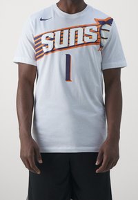 Vit kortärmad t-shirt med "Suns" i stora orange och svarta bokstäver, med en basketgrafik och siffran "1" i marinblå.