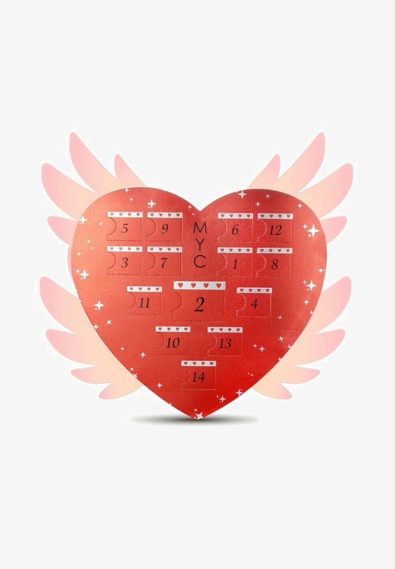 Calendario dell'Avvento a forma di cuore rosso con sportelli numerati, caratterizzato da una finitura lucida e accenti di stelle bianche. Ali decorative rosa su ciascun lato.