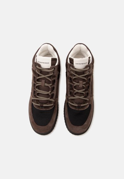 Ζευγάρι καφέ και μαύρα sneakers από σουέτ και δίχτυ με κορδόνια, λευκή εσωτερική επένδυση και εμφανές λογότυπο Emporio Armani στη γλώσσα.