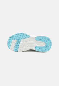 Semelle de sneaker blanche avec des accents bleu clair. Fond en caoutchouc texturé présentant des motifs de traction multidirectionnels et un talon arrondi.