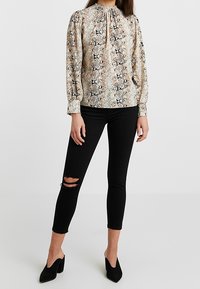 Topshop Petite Vaqueros pitillo - black