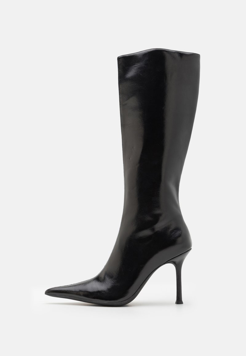 Sorte knee-high stiletto-støvler med en elegant, blank lærfinish, spiss tå og en smal, høy hæl. Glatt tekstur uten synlige mønstre.