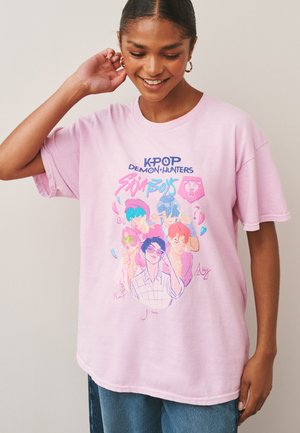 Next, REGULAR FIT - KPOP DEAMON HUNTERS GRAPHIC  - T-shirt imprimé - pink