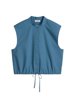 Chemise courte bleue sans manches avec col montant, boutons sur le devant et lien ajustable à l'ourlet.