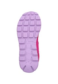 Rosa Sportschuh mit einer dicken, strukturierten lila Gummisohle. Die Sohle verfügt über ein Rautenmuster für besseren Halt und enthält einen Größenmarkierer.