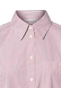 Biała koszula z wąskimi czerwonymi paskami, kołnierzykiem na guziki, pięcioma guzikami, kieszenią na lewej piersi i miękką bawełnianą tkaniną. Widoczna metka Marc O'Polo.