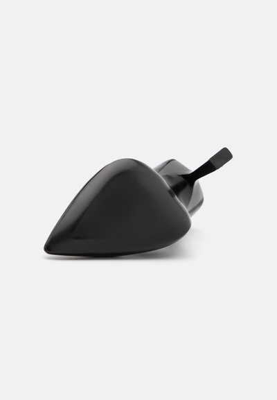 Escarpin noir à talon aiguille avec un bout pointu et une finition lisse et brillante. Présente un design épuré et minimaliste avec un talon étroit et une courte accentuation.