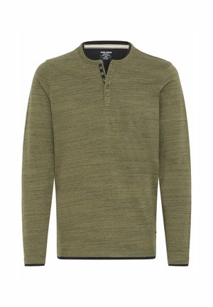 Langärmliges Henley-Shirt aus olivgrünem Stoff, mit einem strukturierten Muster, einer Knopfleiste mit drei Knöpfen und kontrastierendem schwarzen Besatz am Kragen und an den Bündchen.
