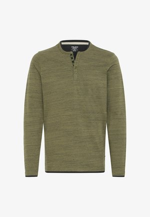Cămașă henley cu mânecă lungă din material verde măsliniu, având un model texturat, plachetă cu trei nasturi și trim negru contrastant la guler și manșete.