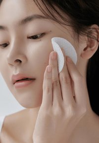 Celimax JI WOO GAE HEARTLEAF BHA PEELING PAD - Cleanser - -