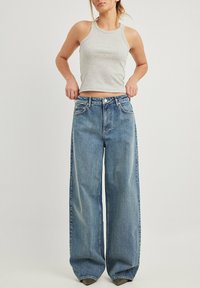 NA-KD WEITE  MIT TIEFER TAILLE - Alt laienevad teksad - vintage blue