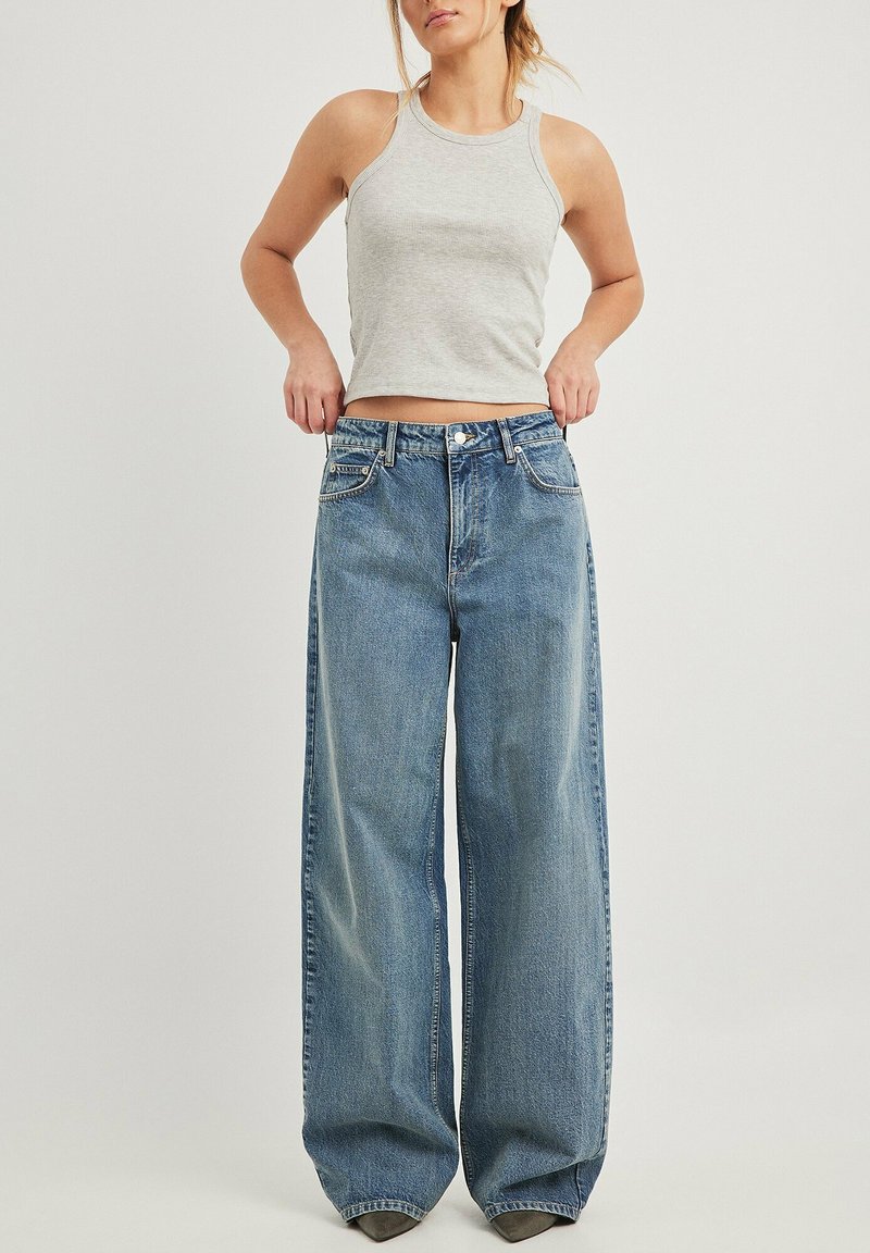 NA-KD WEITE  MIT TIEFER TAILLE - Alt laienevad teksad - vintage blue