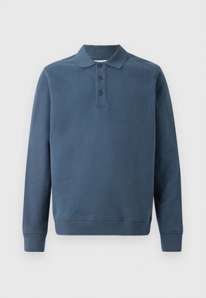 Ciemnoniebieska koszulka polo z długim rękawem, z kołnierzykiem, trzema guzikami i ściągaczami na mankietach. Materiał ma gładką, miękką fakturę.