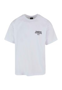 Hvid bomulds t-shirt med rund halsudskæring og korte ærmer. Har "Basketball Brotherhood" logo i sort på venstre brystområde.