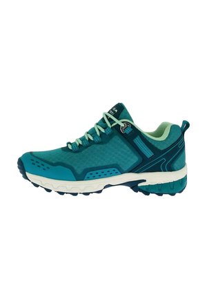 Türkis- und dunkelblaue Wanderschuhe mit hellgrünen Schnürsenkeln, gepolstertem Kragen, strukturiertem Profil und verstärkter Spitze, entworfen für Outdoor-Aktivitäten.