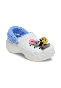 Zuecos blancos con una correa esponjosa azul, que presentan embellishments temáticos de animales coloridos y agujeros de ventilación en el lateral para mayor transpirabilidad.