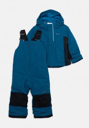 Veste d'hiver isolante pour enfants bleue et noire avec capuche et pantalon de neige à bretelles assorti avec bretelles réglables noires.