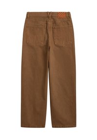 Pantalones marrones de pierna ancha, hechos de algodón con una textura suave. Presentan dos bolsillos traseros y un acento de tablero de ajedrez en la cintura.