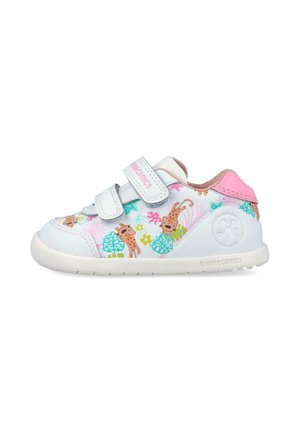 Zapato blanco para bebé con tacón rosa, dos tiras de velcro y estampado colorido de jirafa y hojas en el lateral.