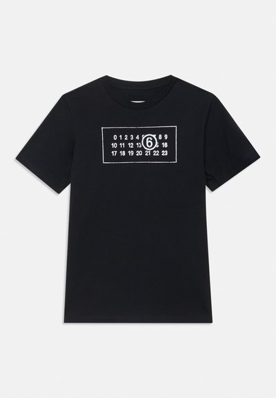T-shirt nera in cotone con una grafica rettangolare che presenta numeri bianchi e un '6' evidenziato al centro. Maniche corte, vestibilità classica.