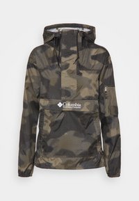 Herrjacka i camouflagemönster med huva, framficka och Columbia Sportswear-logotyp på bröstet.