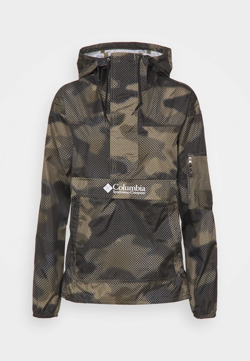 Herrjacka i camouflagemönster med huva, framficka och Columbia Sportswear-logotyp på bröstet.