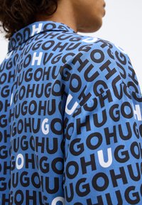 HUGO RELAXED niebieski