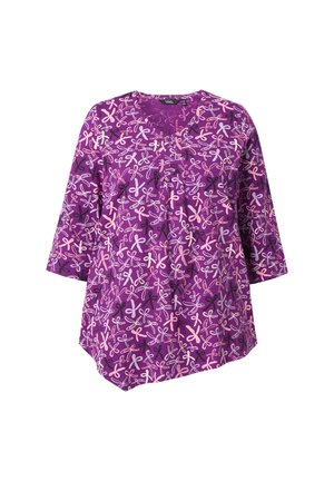 Lila Tunika mit floralem Muster in Pink, Weiß und Schwarz. Sie hat Dreiviertelärmel und einen V-Ausschnitt mit gerafften Details.