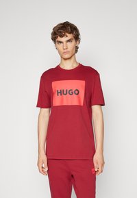 HUGO DULIVE - T-shirts med print - dark red