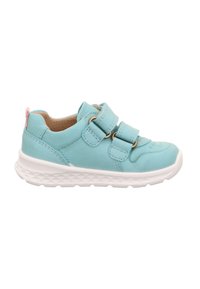 Hellblaues Sneaker-Modell mit zwei Klettverschlussriemen, weißer Sohle und strukturiertem Obermaterial. Mit einem rosa Akzent an der Ferse und genähten Details.