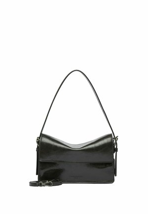 Bolso de mano de cuero negro brillante con solapa superior curva, una correa de hombro y una correa bandolera desmontable colocada en la parte delantera.