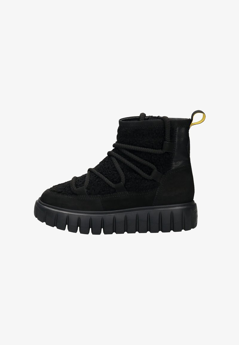 Schwarze Mid-Top-Sneaker mit strukturiertem Stoffobermaterial, schwarzer Gummisohle und Schnürdetails. Enthält einen gelben Akzent an der Fersenschlaufe.