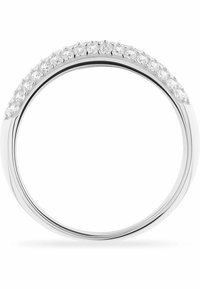 Anello in oro bianco con una fascia curva decorata da una fila di piccole pietre trasparenti incastonate lungo la parte superiore per un brillante effetto scintillante.