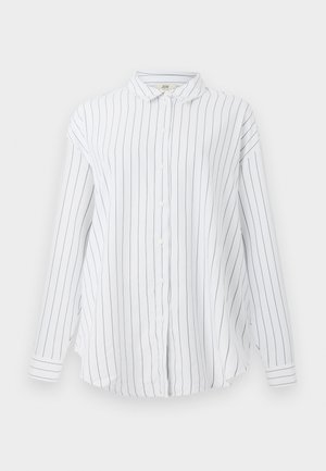 Valge pika varrukaga nööbitav särk mustade vertikaalsete triipudega ja klassikalise kraega, esitatud lihtsa taustaga.