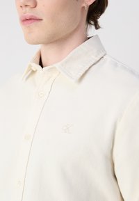 Calvin Klein Jeans REGULAR FIT SHIRT - Camicia - ivory