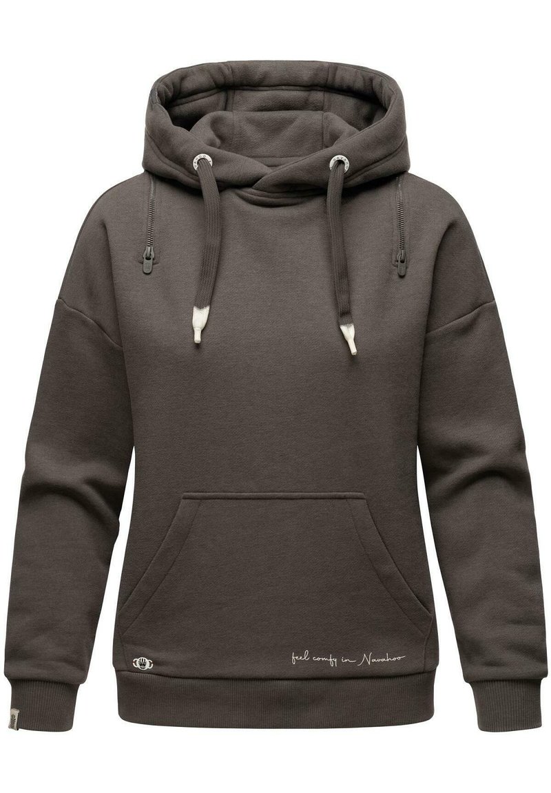 Sudadera marrón de tejido suave, con capucha ajustable, bolsillo canguro y texto bordado en blanco cerca del dobladillo.