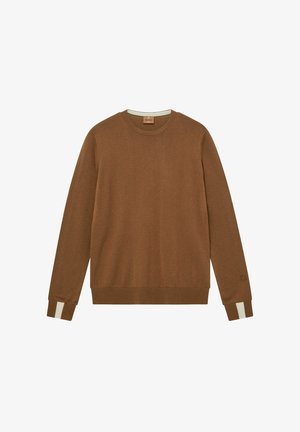 Barna, hosszú ujjú, kereknyakú pulóver fehér csíkos részletekkel a mandzsettán, valamint bordás aljjal és gallérral, fehér háttéren lefektetve.