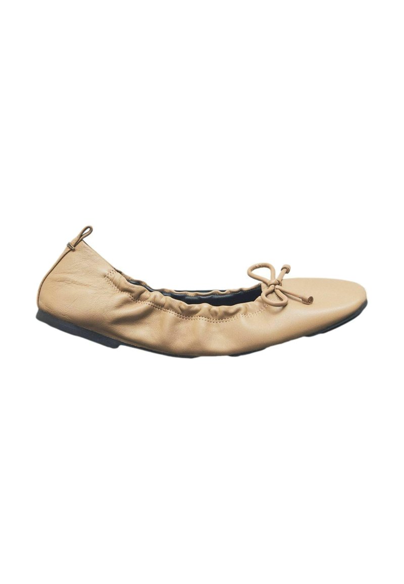 Beige nahka ballerinat, joissa on pyöreä varvas, rypistetty elastinen aukko ja pieni rusetti etuosassa. Litteä kumipohja.