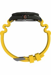 Montre noire avec un boîtier circulaire et un bracelet en silicone jaune ondulé. Elle possède un bouton rouge et des éléments en métal argenté. Design minimaliste, esthétique moderne.