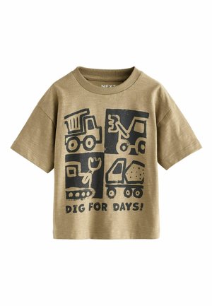 Krátky rukáv, khaki bavlnené tričko s čiernymi grafickými potlačami stavebných vozidiel a textom "KOP AJ POČAS DIVA!" na prednej strane.