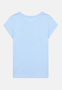 Ανοιχτό γαλάζιο κοντομάνικο μπλουζάκι laid flat, που δείχνει την πλάτη με στρογγυλή λαιμόκοψη και απλές ραφές.