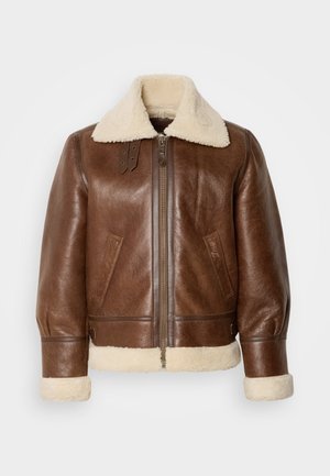 Braune Leder-Fliegerjacke mit einem cremefarbenen Lammfellkragen und -manschetten. Verfügt über einen Reißverschluss vorne, Seitentaschen und eine strukturierte Schulterpartie.