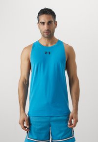 Blå ermeløs trenings-tank topp med rund halslinning og en liten svart logo på brystet, kombinert med matchende blå mesh-shorts.
