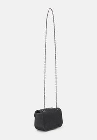 Borsa nera in tessuto con catena, caratterizzata da una forma rettangolare e una chiusura a pattina. Design semplice con minimi dettagli.