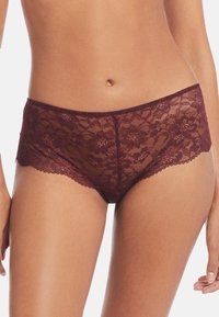 Burgundy spetsshorts har blommönster, en scalloped kant och en genomskinlig textur. Utformade för en snug passform och komfort.